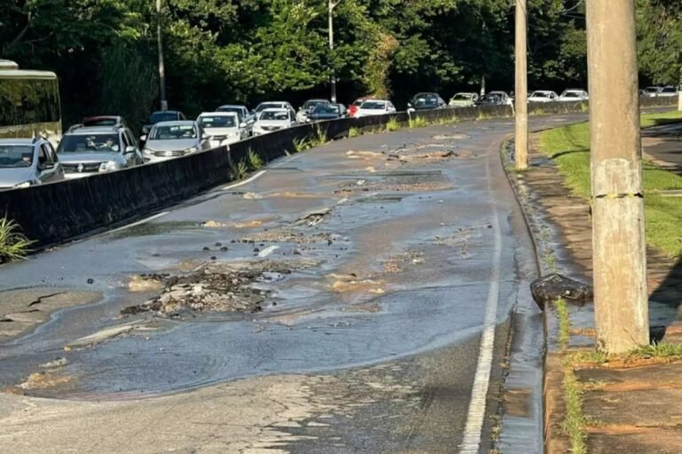 Rompimento de adutora na avenida Pincinato gera caos nesta manhã